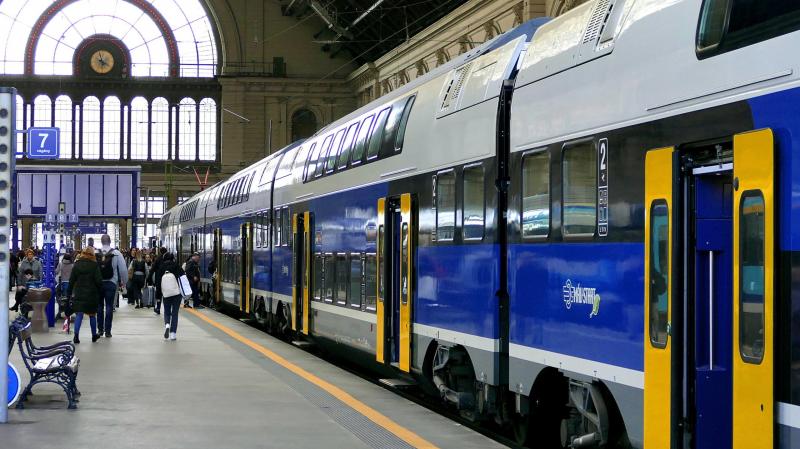 A MÁV-csoport különleges intézkedésekkel készül a nemzeti ünnepre, hogy még kényelmesebb utazást biztosítson az utasok számára. A megnövelt férőhelyek és a plusz járatok révén a közlekedés zavartalanul és hatékonyan zajlik majd, lehetővé téve, hogy minden