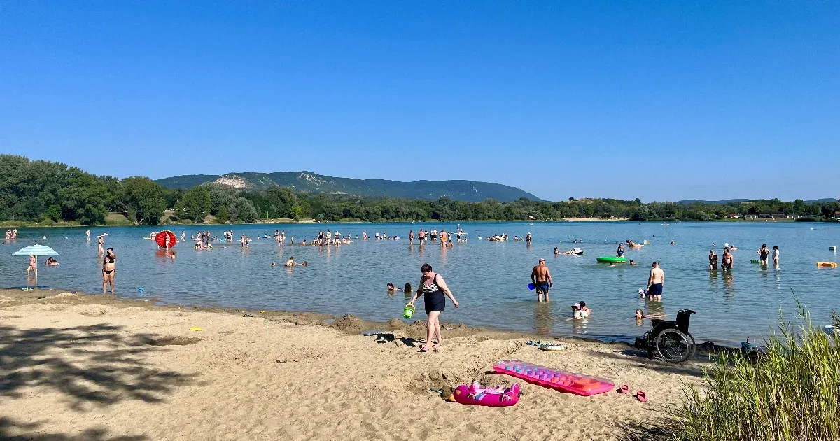 A Palatinus-tó szintje egy méterrel csökkent, de a strandolók hangulata ettől még nem csökkent.
