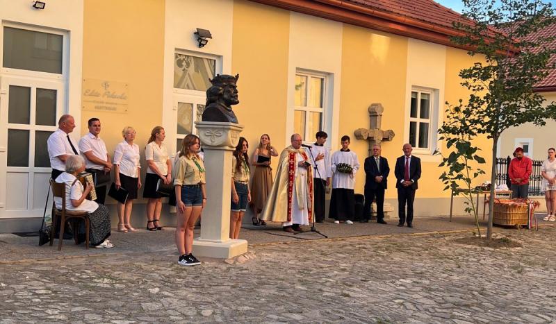 Különleges esemény zajlik a beregszászi római katolikus templom udvarán: egy kettős ünnep, amely nemcsak a helyi közösséget, hanem a környező települések híveit is vonzza. A templom szívében a hagyományok és a modern élet találkozik, ünneplésre készülve, 