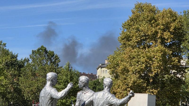 Tűz Budapesten: 500 négyzetméteren lángolnak a talpfák Angyalföldön | 24.hu

Egy hatalmas tűz ütött ki Budapesten, Angyalföld területén, ahol mintegy 500 négyzetméternyi területen égnek a talpfák. A hatóságok azonnal a helyszínre érkeztek, hogy megfékezzé