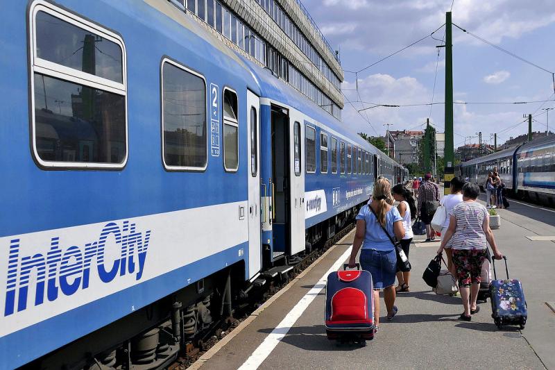 Az InterCity-kocsik használata sajnos nem volt lehetséges, így az utasok állva készültek az Ausztria felé vezető útra.