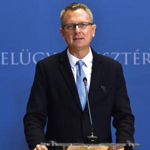 Egy idős asszony megosztotta a közösségi médiában, hogy rendőrök lepték el az otthonát Rétváron.