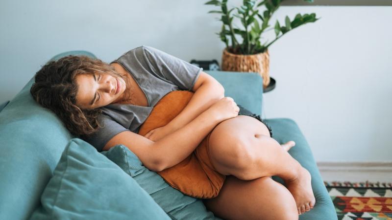 Bakteriális vaginózis: Tabuk nélkül, amikor az internet nem elegendő

A baktériumok világa rejtélyes és sokszor félreértett. A baktériális vaginózis, vagyis a hüvelyi flóra egyensúlyának felborulása, nem csupán orvosi téma, hanem számos nő életét befolyás