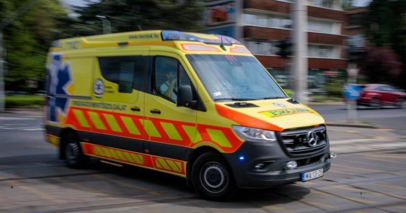 Egy aktív szolgálatot teljesítő mentőtiszt brutális módon bántalmazott egy védtelen helyzetben lévő férfit.