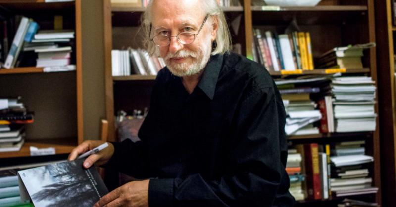 Krasznahorkára sötét fátyolt terített az éjszaka, a csillagok fénye csak ritkán villant meg a felhők között. Az utca csendje szinte tapintható, ahogy a város mindennapi élete megpihen a sötétség ölelésében.