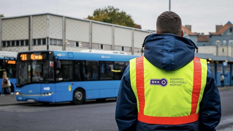 Kőbányában a szokásosnál is nagyobb létszámú takarító, rendőri és rendészeti egység végezte munkáját a forgalmas csomópontban és annak környékén.