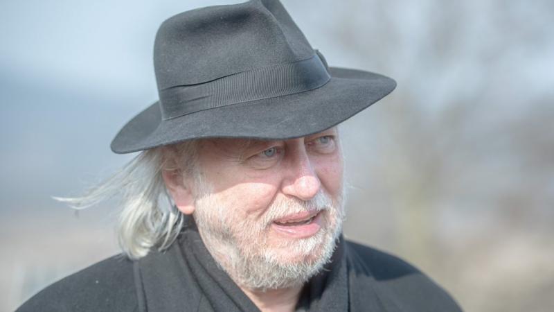 Krasznahorkai László sikere a Frankfurti Könyvvásáron mindössze egy A4-es lapra fért el. Ez a rövid, de annál kifejezőbb méret szimbolizálja a magyar író művészetének lényegét: tömörség, mélység és mégis hatalmas mondanivaló. A művek világa egyetlen lapon