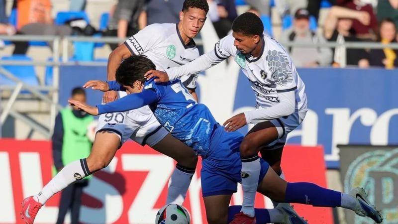 Az előzenekarok vasárnapi derbire hangoló produkciója sajnos nem hozta el a várt zenei élményt, hiszen a muzsikájuk igencsak gyenge volt.