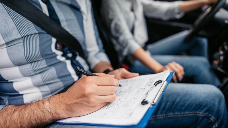 Jogosítványszerzés: Új szabályozások lépnek életbe, köztük a kezdő sofőrök számára bevezetett két év próbaidő, emellett pedig számos egyéb jelentős változás is vár ránk.