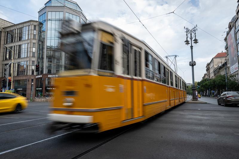 Az ünnepek idején teljesen megváltozik az ország közlekedése, ezért érdemes előre felkészülni és tájékozódni a lehetőségekről.