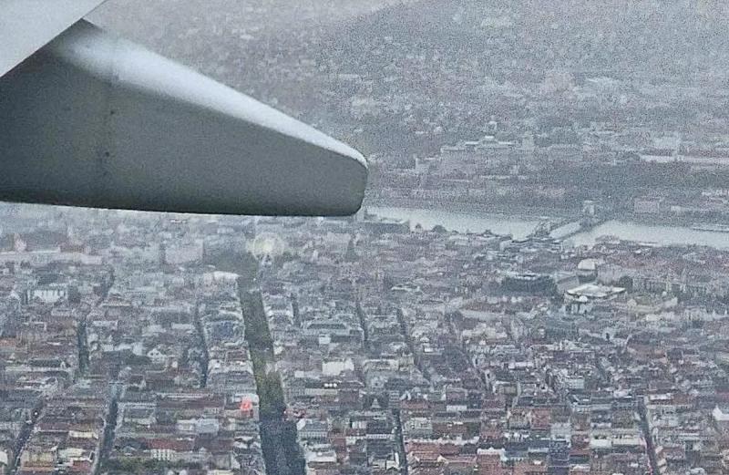 A Ryanair utasa, aki a repülőgép ablakából örökítette meg a Nemzeti Menetet, most egy Billog burger ízletes falatával ünnepli a pillanatot.