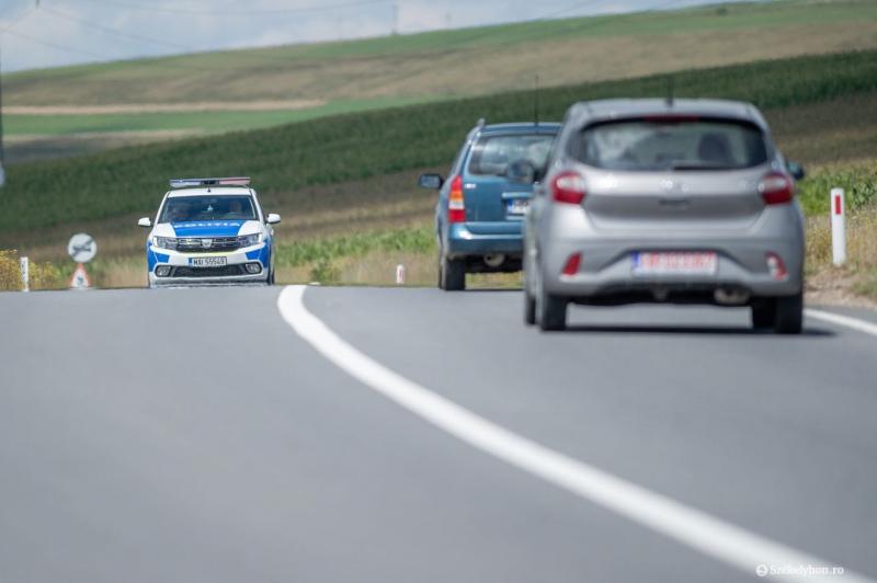 Fényes nappal, a rendőrség udvaráról tűnt el a rendőrautó, amelyet egy bátor tolvaj hajtott el. Az illető nem állt meg, és a járművel egy másik megyébe száguldott, egészen hazáig, ahol végül megállt. | Székelyhon