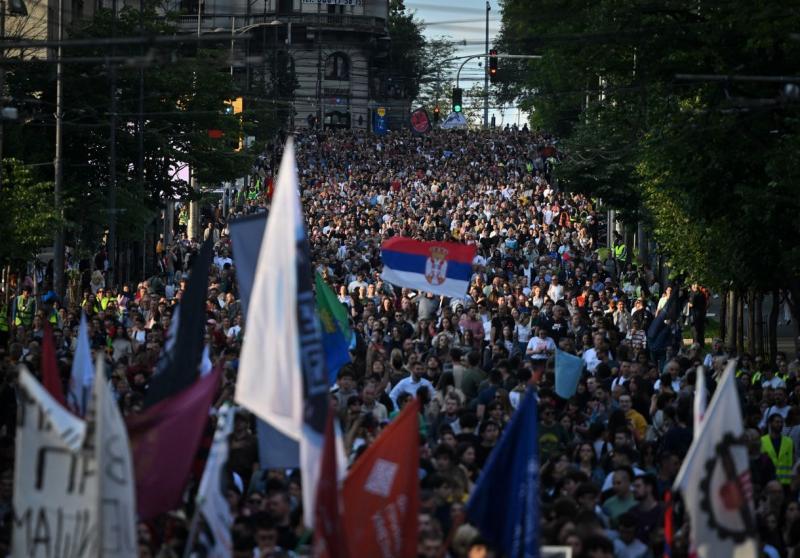 Szerb politikai elemző: A szerb hatalmi struktúrában már nem csupán apró hajszálrepedések figyelhetők meg.