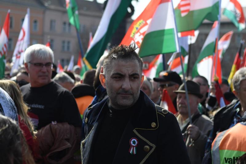 Az állami média különleges módon üdvözölte a Győzőket, hiszen Győzike fotóját választotta a köszöntéshez.