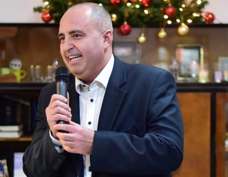 A tavaszi időszakban, részegen balesetet okozó polgármester különös módon fejezte ki magát a testületi ülésen, ami után végül arra kérték, hogy távozzon.